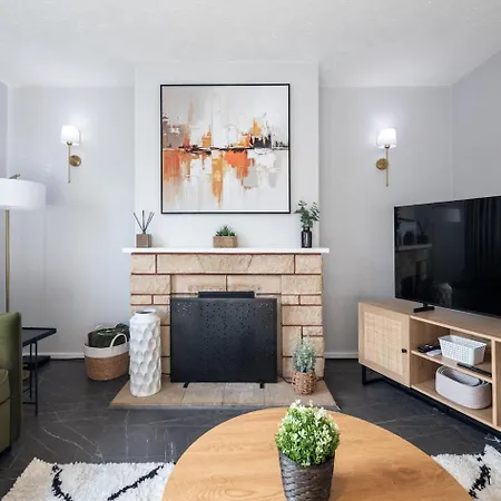 Stylish 4-bed House Close To M32, Free Parking *