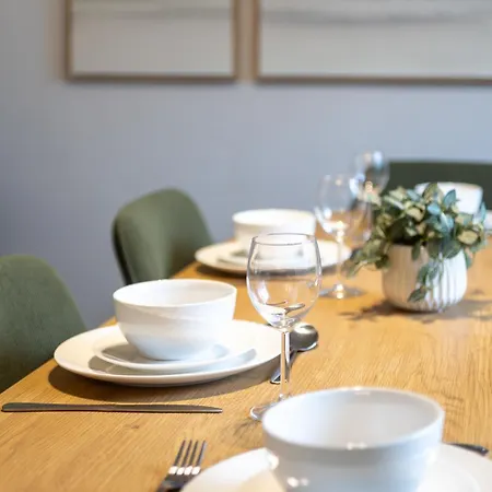 Stylish 4-bed House Close To M32, Free Parking 펜션