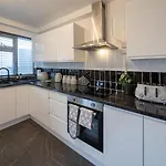 Holiday home Stylish 4-bed House Close To M32, Free Parking *