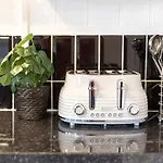 Stylish 4-bed House Close To M32, Free Parking Hébergement de vacances
