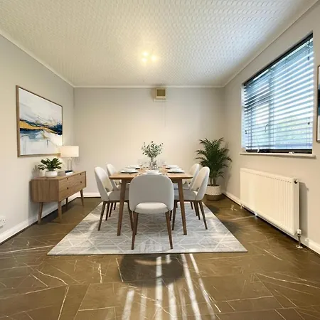 Stylish 4-bed House Close To M32, Free Parking Vakantiehuis *