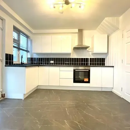 Nyaraló Stylish 4-bed House Close To M32, Free Parking Bristol