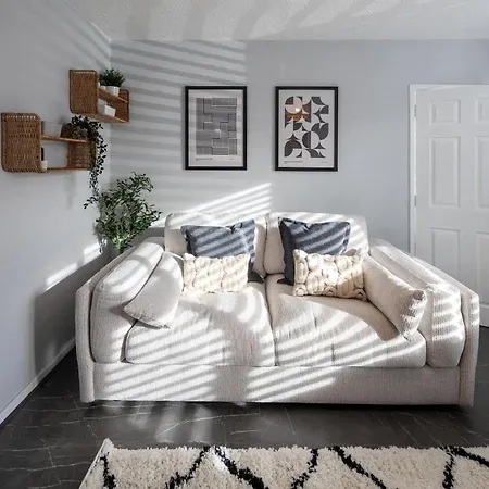 Stylish 4-bed House Close To M32, Free Parking