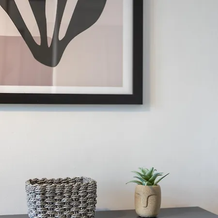 Stylish 4-bed House Close To M32, Free Parking Nyaraló