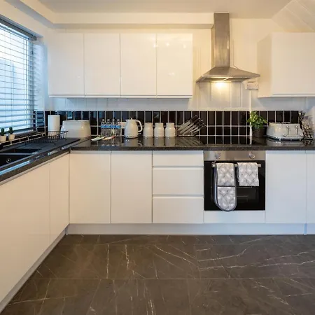 Stylish 4-bed House Close To M32, Free Parking Nyaraló