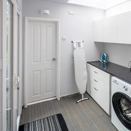 Stylish 4-bed House Close To M32, Free Parking 別荘