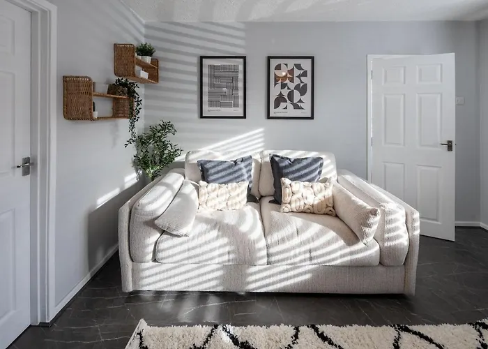 Stylish 4-bed House Close To M32, Free Parking