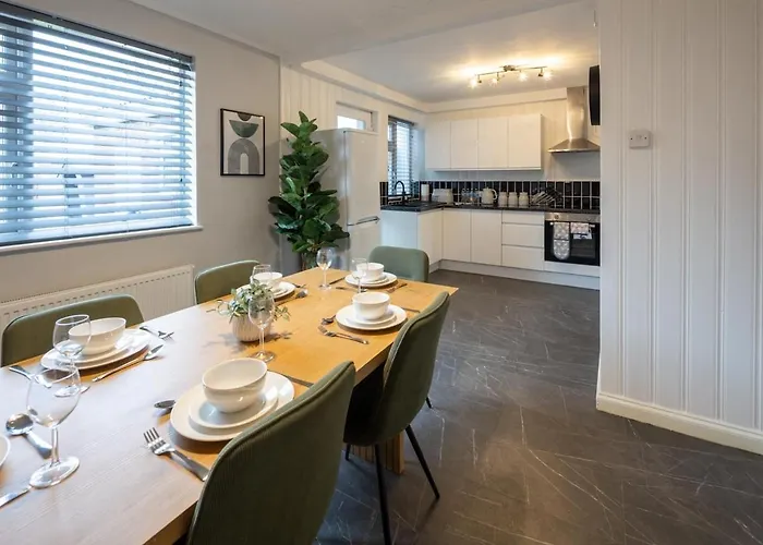 Stylish 4-bed House Close To M32, Free Parking Casa de Férias