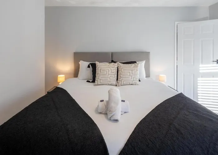 Stylish 4-bed House Close To M32, Free Parking *