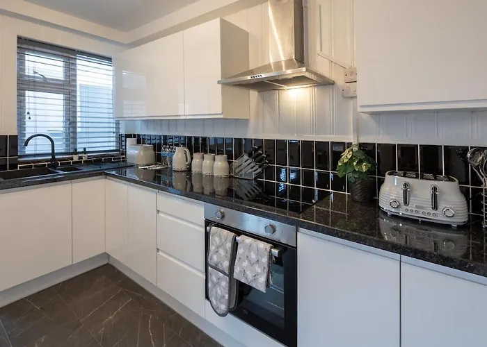 Casa de Férias Stylish 4-bed House Close To M32, Free Parking *