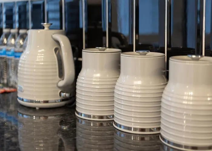 Stylish 4-bed House Close To M32, Free Parking Holiday home *