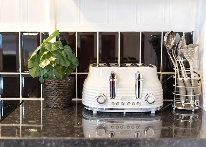 Stylish 4-bed House Close To M32, Free Parking Casa de Férias