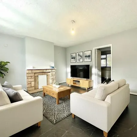 Stylish 4-bed House Close To M32, Free Parking Feriehus *