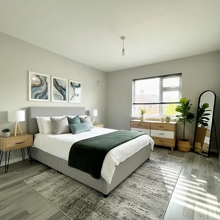 Stylish 4-bed House Close To M32, Free Parking