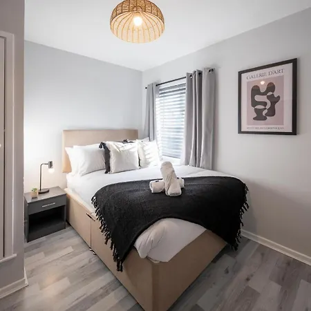 Stylish 4-bed House Close To M32, Free Parking