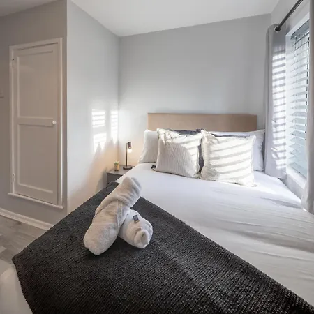 Stylish 4-bed House Close To M32, Free Parking Hébergement de vacances *