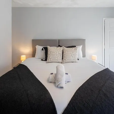 Stylish 4-bed House Close To M32, Free Parking *