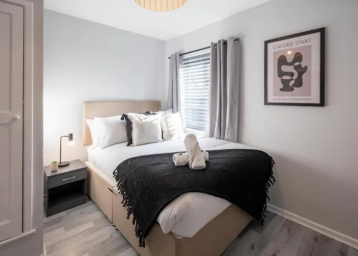 Stylish 4-bed House Close To M32, Free Parking