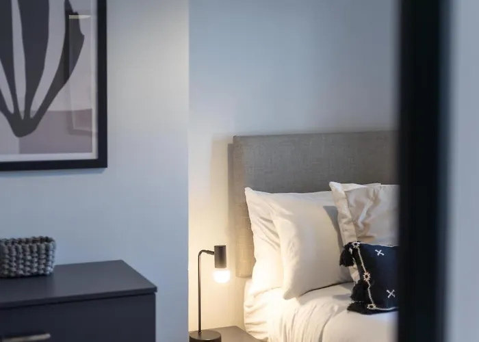 Stylish 4-bed House Close To M32, Free Parking Prázdninový dům *